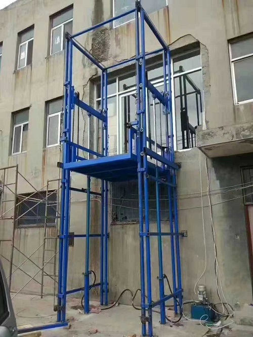 导轨式升降货梯是用于货物升降的液压升降机械设备